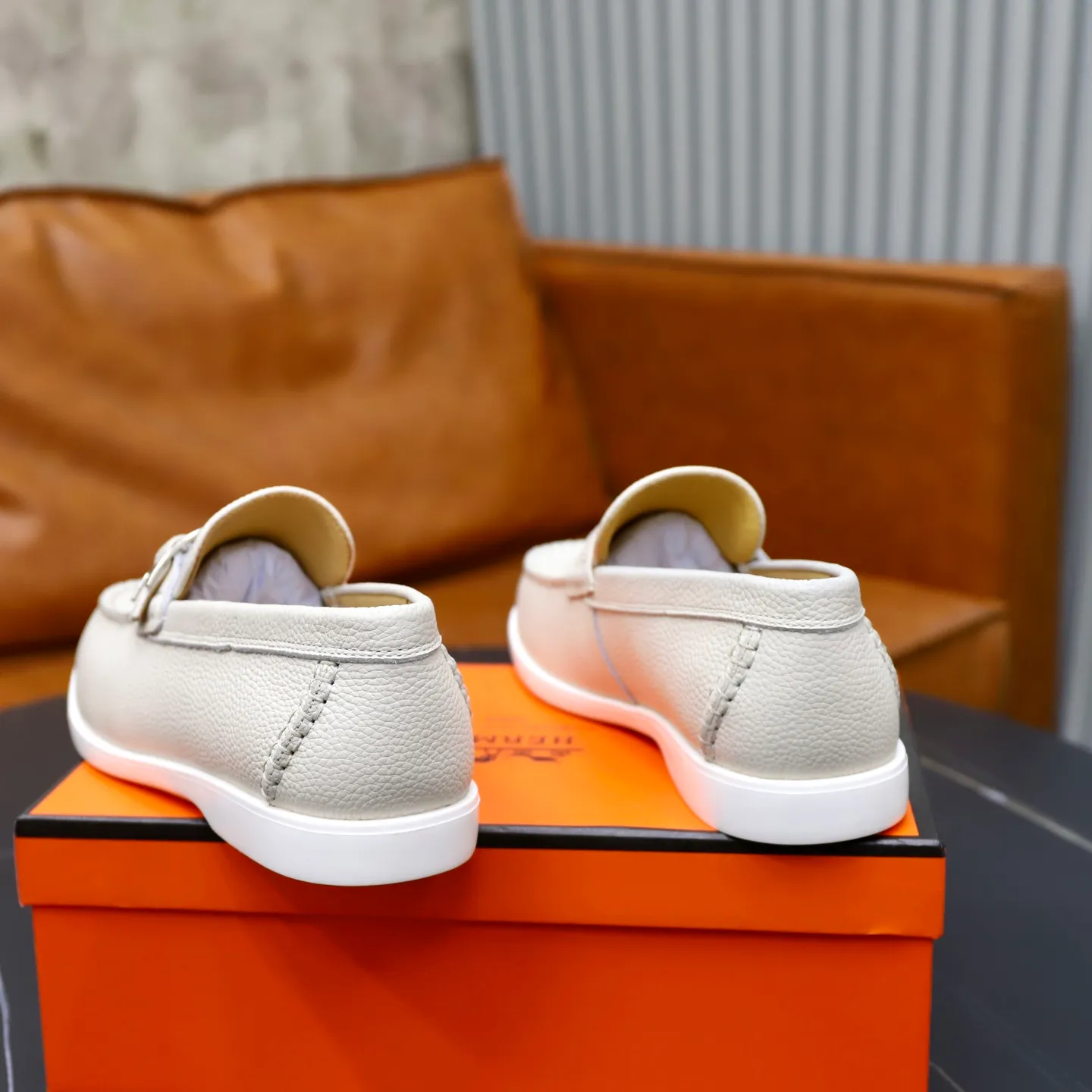 Ex-factory price: 560💰Hermès/Hermès slip-on men's shoes. This shoe is made of imported pebbled cowhide. It has simple and smooth lines and is combined with aerodynamically designed 3CM rubber foam ultra-light soles! Youthful and fashionable, classic H-shaped hardware buckle decoration, calf lining gently wraps the feet, with logo cowhide feet, casual and urban style, highlighting youthful vitality, sports and leisure version, super versatile, code number: 38-39-40-41-42-43-44 standard leather shoe size (45 can be customized but does not support returns)